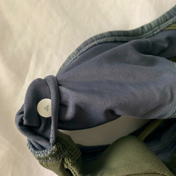 Lululemon Sports Bra Size 4 - Picture 3 of 3